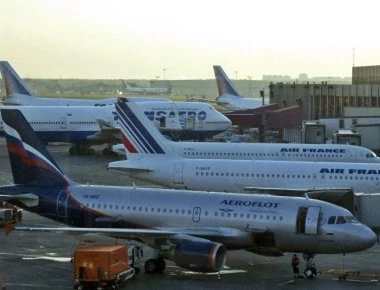 Φρίκη στο αεροδρόμιο Σερεμέτγιεβο: Αεροπλάνο με προορισμό την Αθήνα χτύπησε και σκότωσε άνθρωπο!